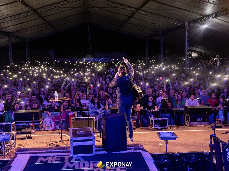 Plateia com luzes de celular erguidas
