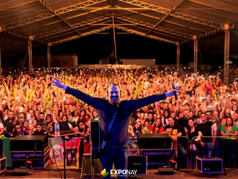 Diogo Barlete se apresentando ao vivo