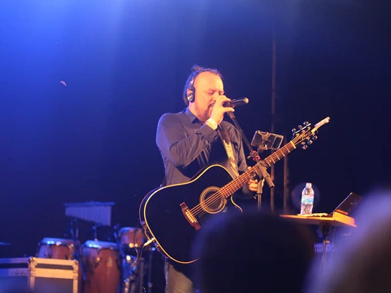 Diogo Barlete cantando no palco