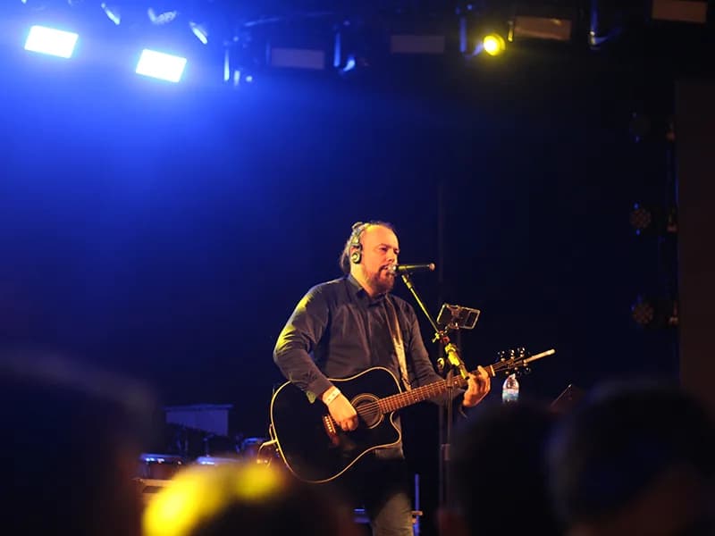 Apresentação em preto e branco no palco