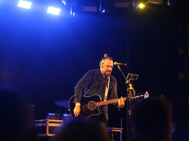 Diogo Barlete de costas para o público em show