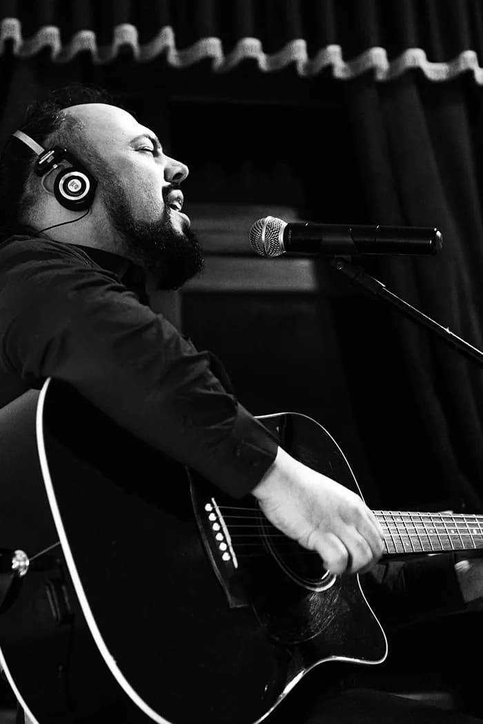 Diogo Barlete cantando, close em preto e branco